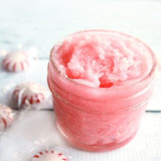 This Peppermint Sugar Scrub smells AMAZING and comes with a free printable gift tag!