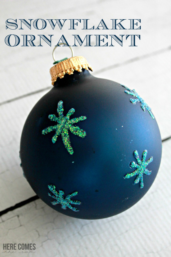 This Snowflake Ornament is beautiful and easy to to create! #trimthetree